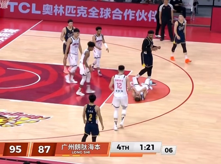 开云-看着就疼！萨林杰背打转身无意肘到郭艾伦脸部 被判进攻犯规！