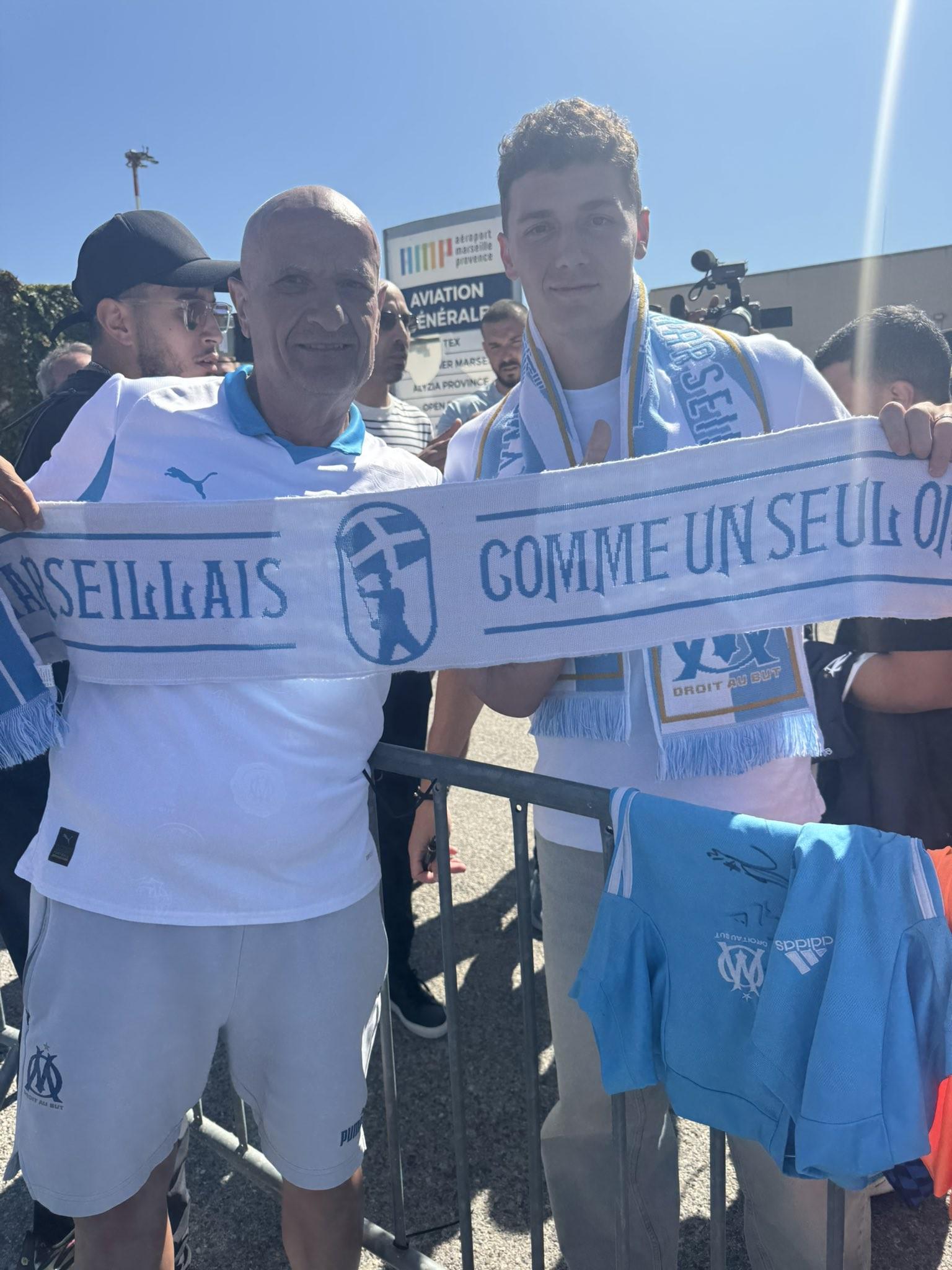 开云体育官网-法媒：帕瓦尔周三上午抵达马赛，并与本地球迷合影