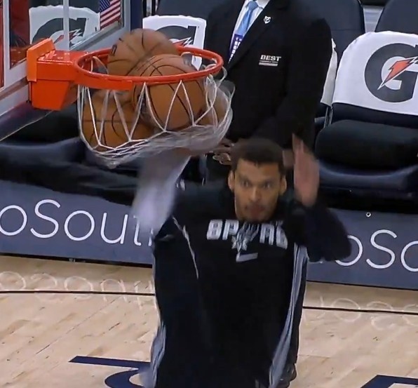 开云官网-脚踢卡筐篮球接近世界纪录？文班：如果我想 我今天就能破纪录！