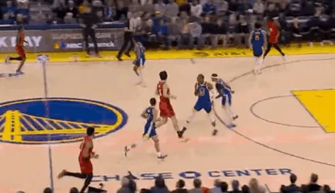 开云体育下载-杨瀚森首节末替补登场，目前开拓者落后勇士11分