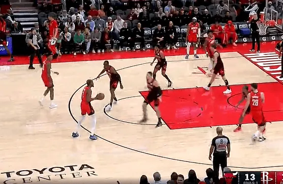 开云官网-特雷-琼斯和奥科罗连中3记三分，杜兰特也连续中投+三分回应