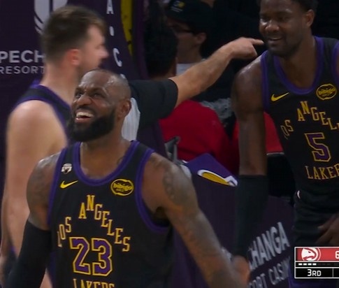 开云-看着就疼！艾顿上篮被克雷伊奇打到下体 痛苦俯身缓一下