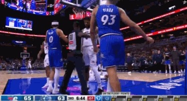 kaiyun-看着挺危险!恩比德上篮被庞达撞翻 双方小冲突