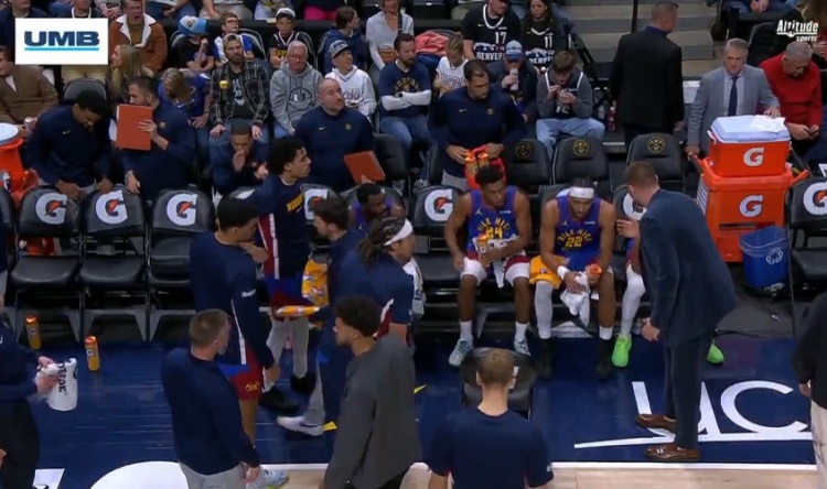 开云官网-约教练上线！约基奇西装革履声情并茂指导替补席 皮克特频频点头