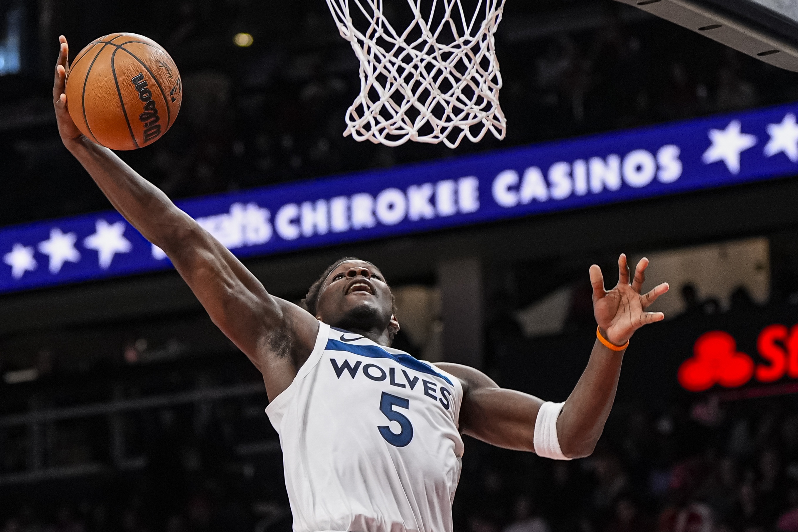 开云体育下载-爱德华兹：我第四节就打低位&amp;我练了一夏天 因为我总被各种包夹