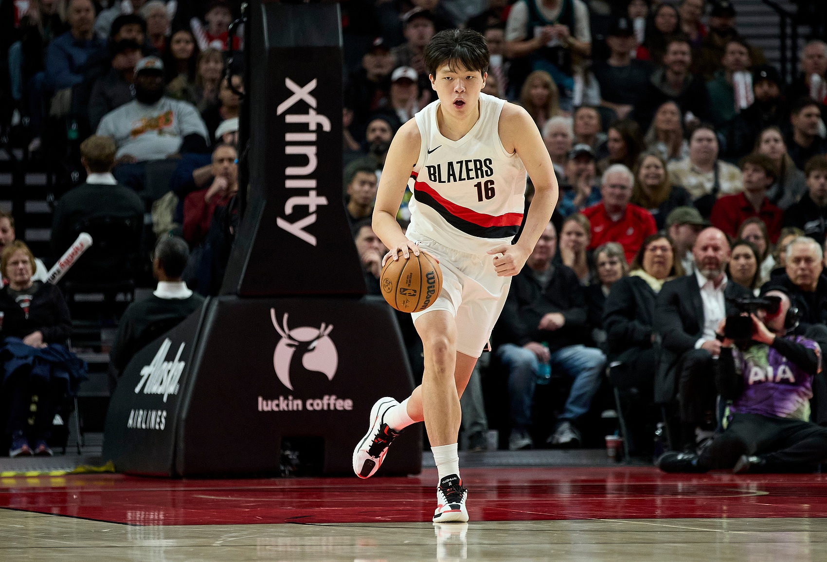 开云体育下载-积极是挺积极！杨瀚森半场出战3分49秒 出手1次三分不中&amp;拿到1板