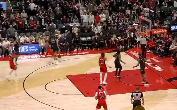 kaiyun-英格拉姆三分压哨命中，猛龙中场结束前打出10-0反超骑士